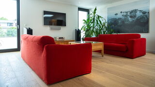 In diesem Video sehen Sie den Nachrüstungsprozess einer zentralen Lüftungsanlage der Firma Pluggit in einem bestehenden Flachdach-Bungalow in Karlsruhe.